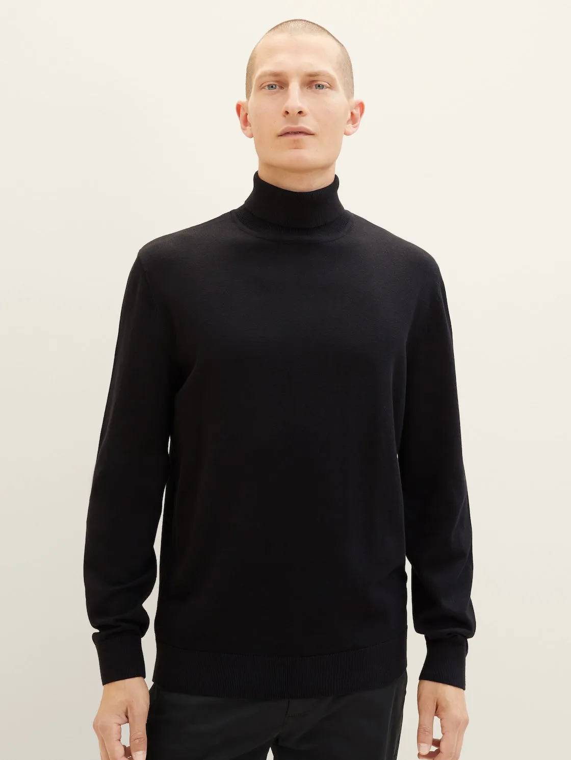 BASIC TURTLENECK KNIT