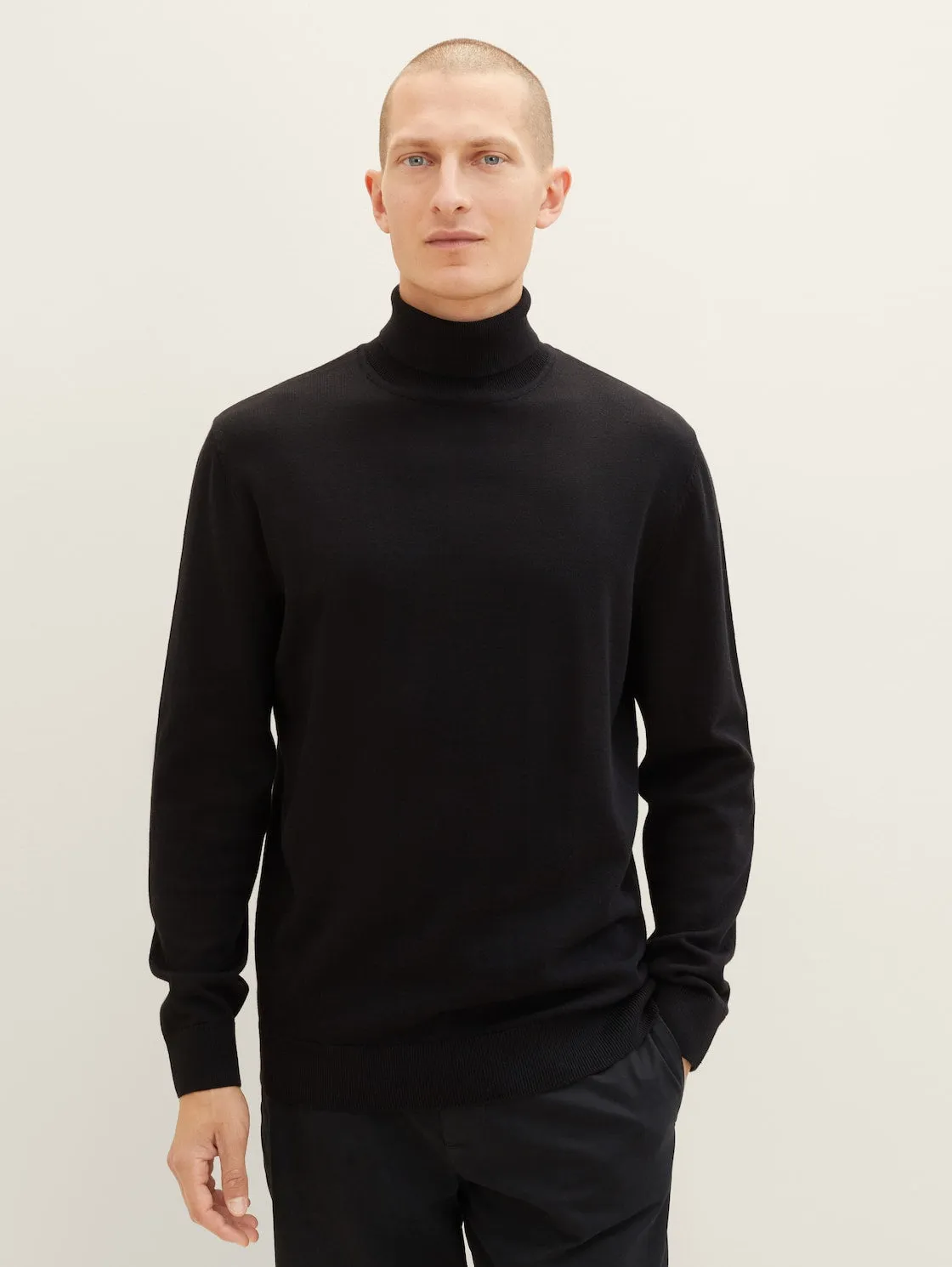 BASIC TURTLENECK KNIT