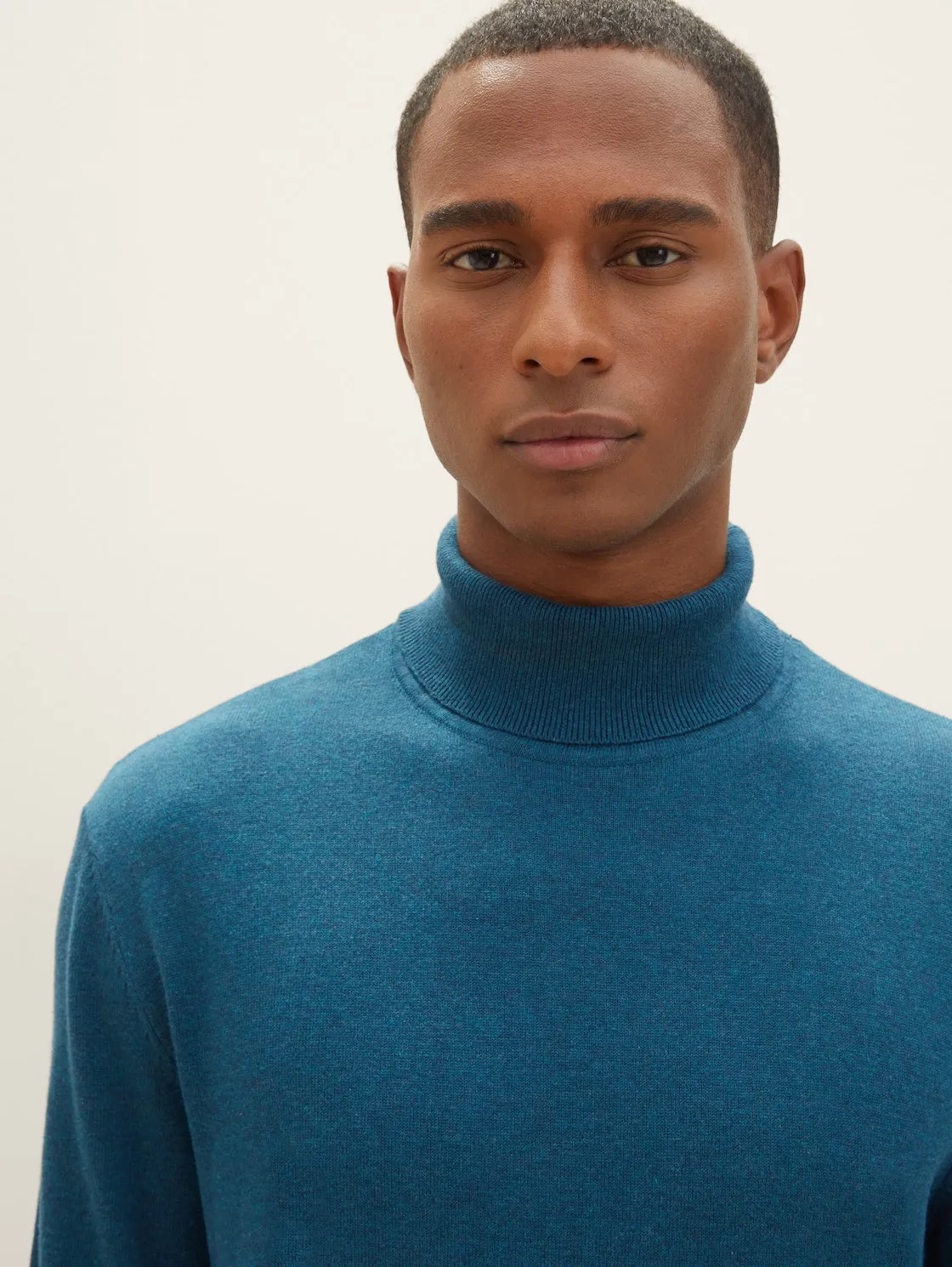 BASIC TURTLENECK KNIT