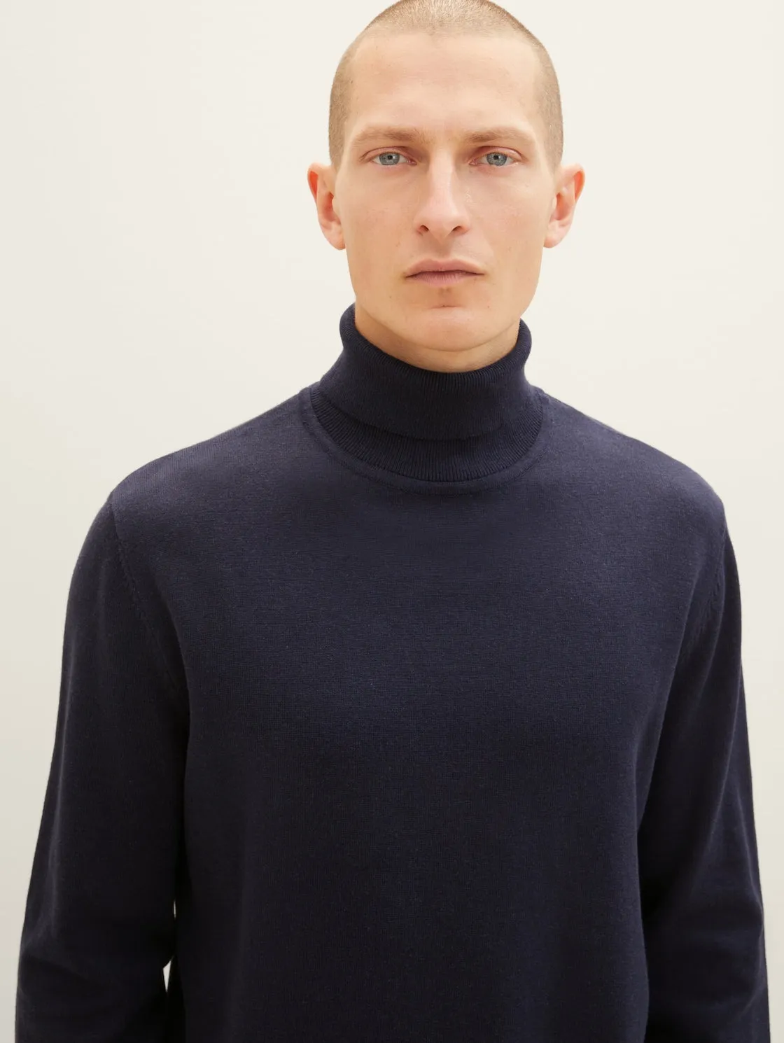 BASIC TURTLENECK KNIT