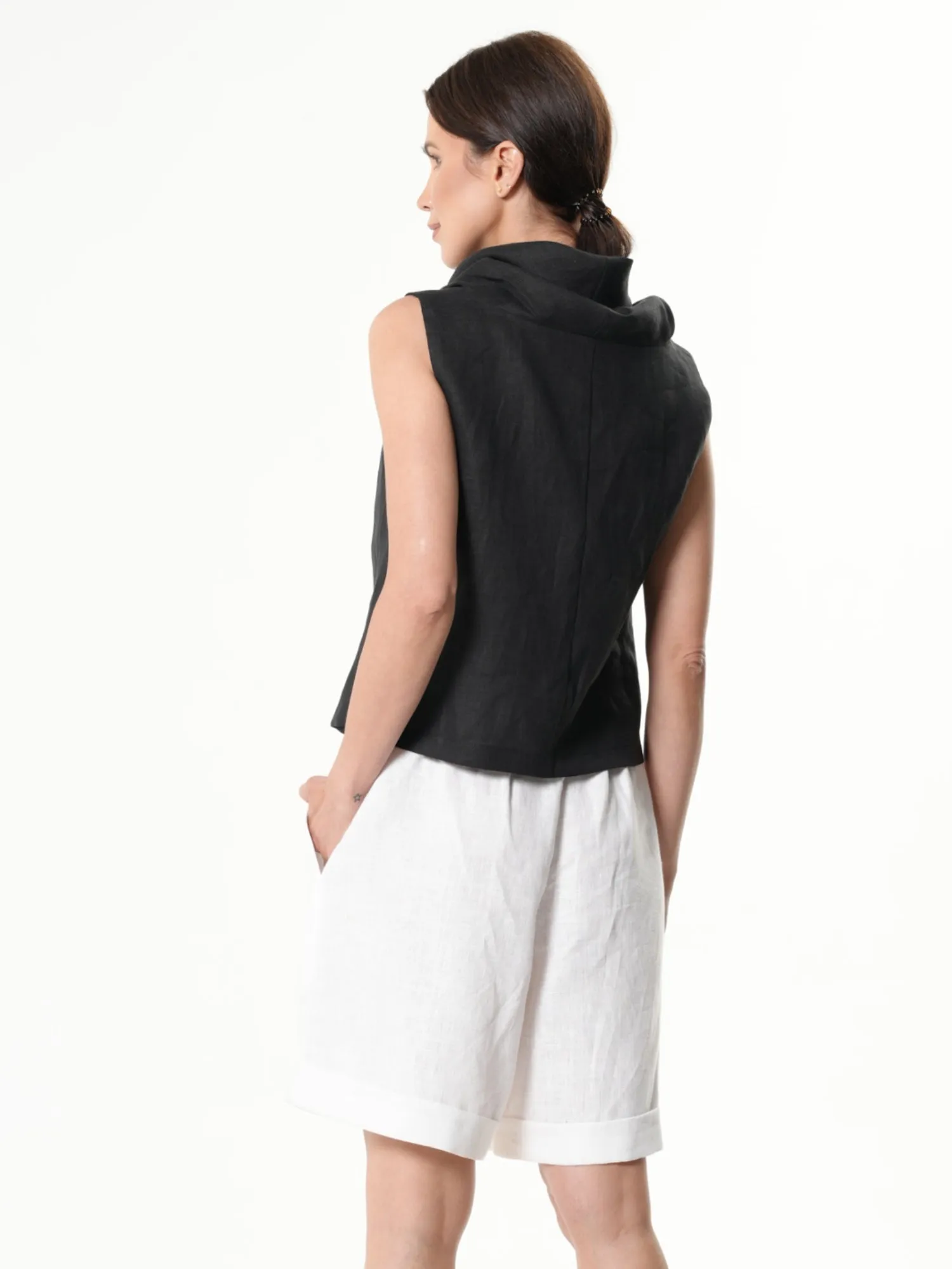 Buttoned Sleeveless Linen Top In Black