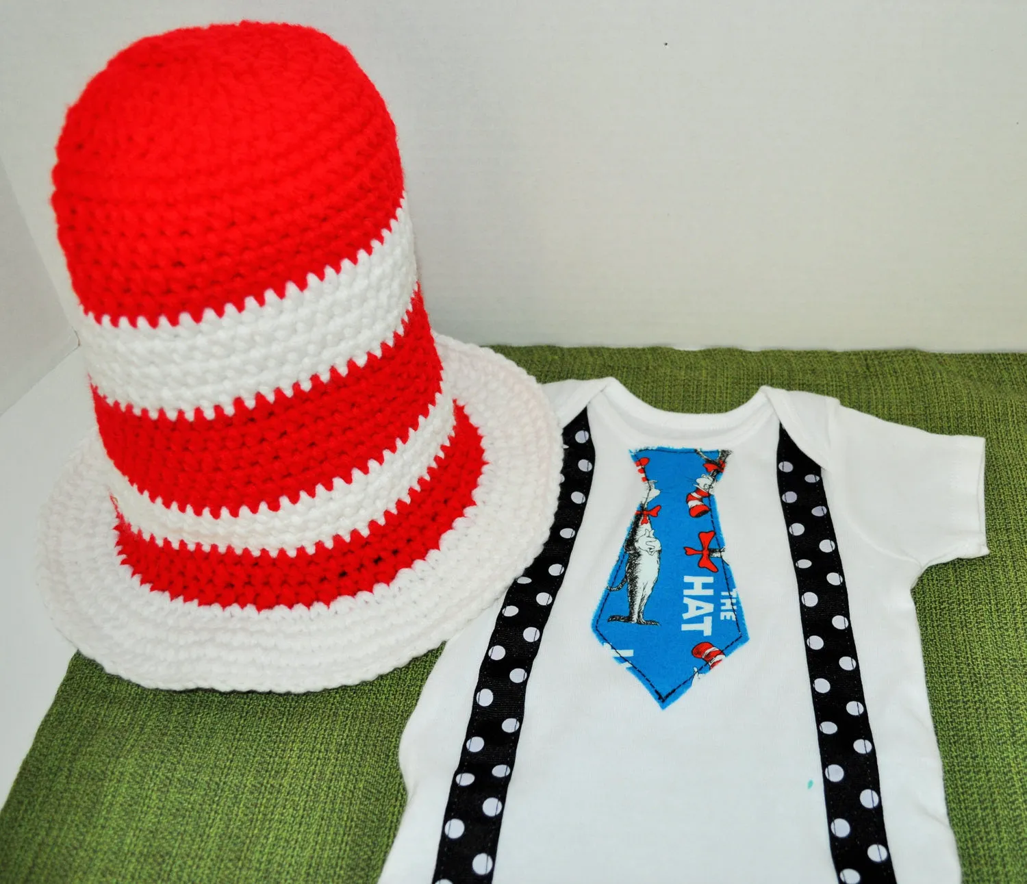 Rylo Dr. Seuss cake smash outfit, cat in the hat outfit, Dr Seuss shirt hat and baby leg warmers. Dr Deuss Photo Prop